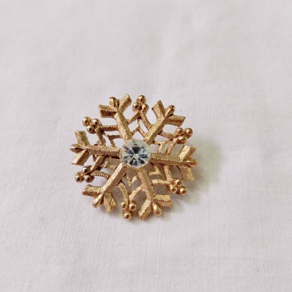 4/$20 Vtg Gold Tone Snowflake Clear Rhinestone Center Brooch Pin